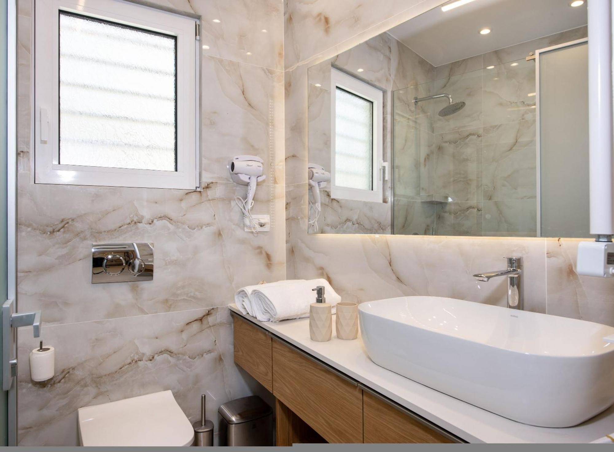Cherry Central Luxury Suites خانيا المظهر الخارجي الصورة
